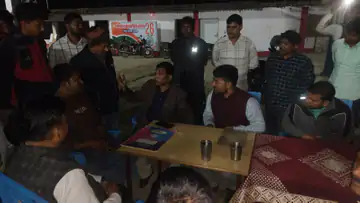 वाराणसी के परीक्षा केंद्र में बवाल: नकल का विरोध करने पर छात्रों की पिटाई का आरोप, गेट बंद कर पीटा