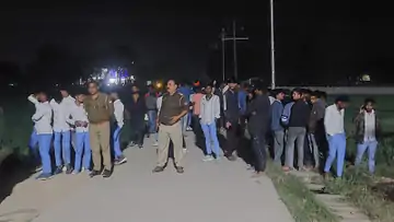 वाराणसी के परीक्षा केंद्र में बवाल: नकल का विरोध करने पर छात्रों की पिटाई का आरोप, गेट बंद कर पीटा