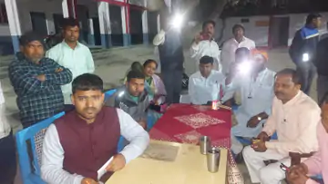 वाराणसी के परीक्षा केंद्र में बवाल: नकल का विरोध करने पर छात्रों की पिटाई का आरोप, गेट बंद कर पीटा