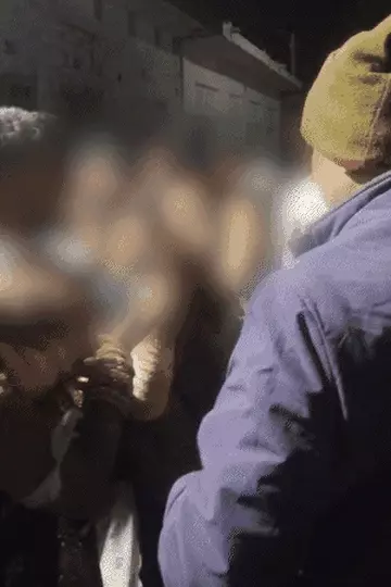 जयमाल के दौरान बवाल: सेल्फी को लेकर भड़का दूल्हा, दुल्हन को मारी लात; मारपीट में कई घायल, पंचायत के बाद हुई शादी