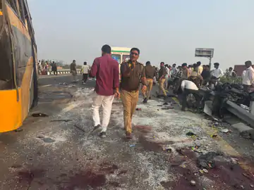 पूर्वांचल एक्सप्रेसवे पर भीषण हादसा: डबल डेकर बस पलटी, 5 की मौत, 45 घायल