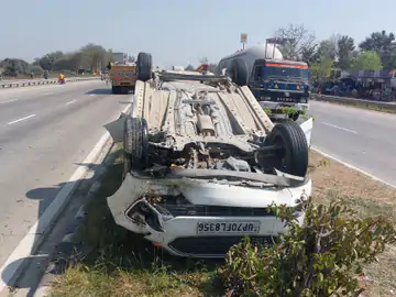 रंगभरी एकादशी पर काशी जा रहे श्रद्धालुओं की कार पलटी, ट्रक की टक्कर से हुआ हादसा; चारों सुरक्षित