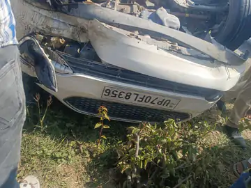 रंगभरी एकादशी पर काशी जा रहे श्रद्धालुओं की कार पलटी, ट्रक की टक्कर से हुआ हादसा; चारों सुरक्षित