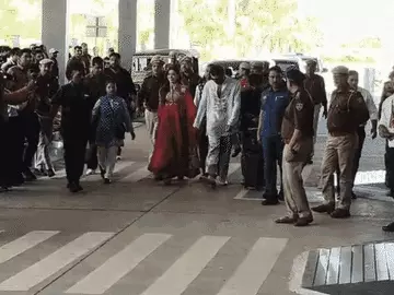 उदयपुर से हैदराबाद रवाना हुए रश्मिका मंदाना-विजय देवरकोंडा, 3-4 मार्च को होगा ग्रैंड रिसेप्शन