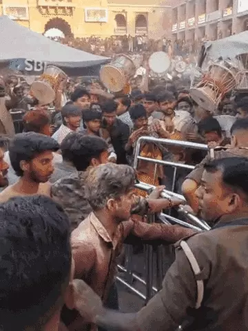 काशी विश्वनाथ मंदिर में रंगभरी एकादशी पर बवाल: बटुक से मारपीट, महिला पत्रकार से अभद्रता का आरोप