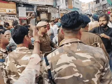 काशी विश्वनाथ मंदिर में रंगभरी एकादशी पर बवाल: बटुक से मारपीट, महिला पत्रकार से अभद्रता का आरोप