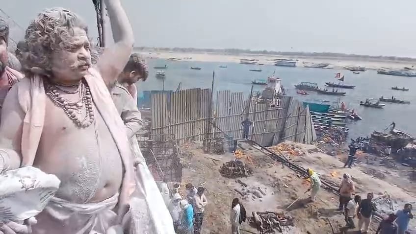 चिताओं की लपटों के बीच आस्था का अलौकिक उत्सव