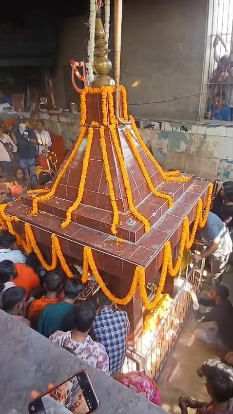 चिताओं की लपटों के बीच आस्था का अलौकिक उत्सव