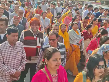 टेट अनिवार्यता के खिलाफ वाराणसी में शिक्षकों का उग्र प्रदर्शन, कलेक्ट्रेट तक निकाला मार्च