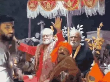 होलियाना रंग में डूबी काशी की शिव बारात, अभिनेता संजय मिश्रा बने बाराती; 4 किमी की यात्रा 7 घंटे में पूरी