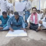 वाराणसी में सीवर जाम से नाराज़ लोगों का जलकल दफ्तर पर धरना, 10 दिन में समाधान का आश्वासन