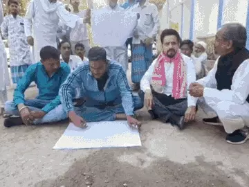 वाराणसी में सीवर जाम से नाराज़ लोगों का जलकल दफ्तर पर धरना, 10 दिन में समाधान का आश्वासन