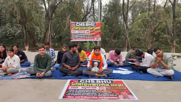 CHS BHU में छात्रों का आमरण अनशन जारी, 24 घंटे बाद भी नहीं पहुंचा प्रशासन