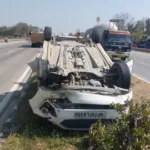 रंगभरी एकादशी पर काशी जा रहे श्रद्धालुओं की कार पलटी, ट्रक की टक्कर से हुआ हादसा; चारों सुरक्षित