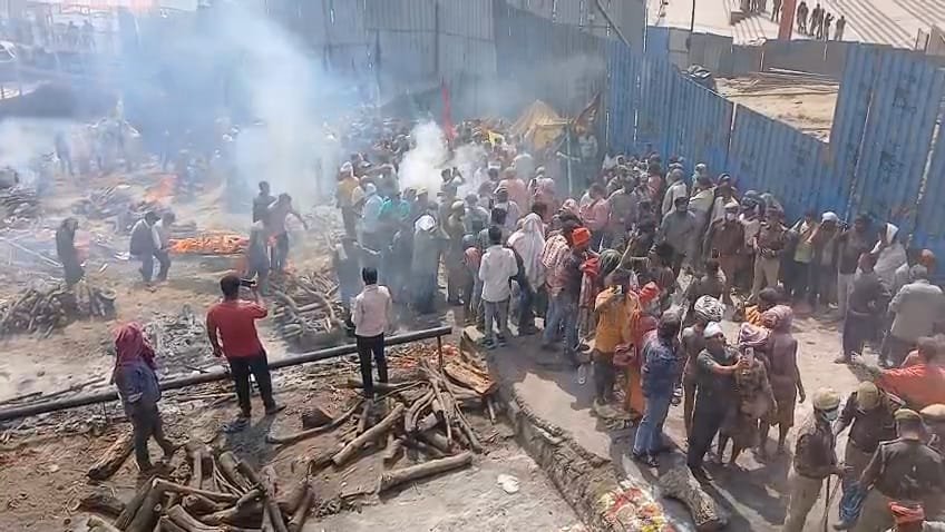 चिताओं की लपटों के बीच आस्था का अलौकिक उत्सव