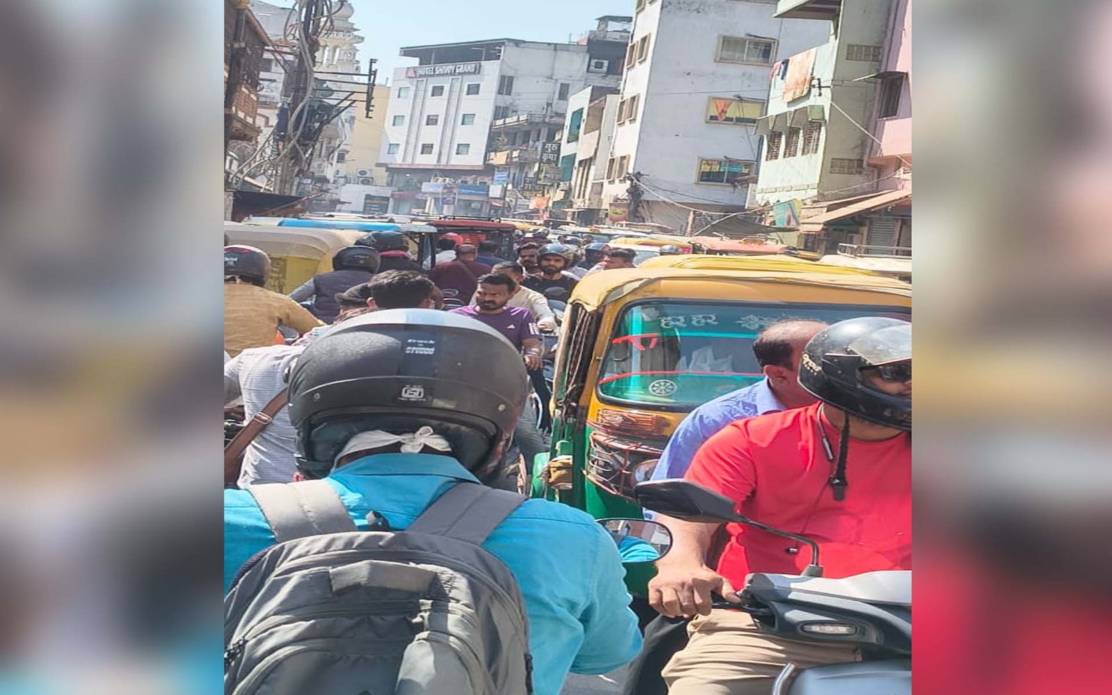 जाम के जकड़न में कराहती काशी की सड़के