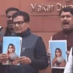 मणिकर्णिका घाट को लेकर सपा का संसद के बाहर प्रदर्शन