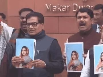 मणिकर्णिका घाट को लेकर सपा का संसद के बाहर प्रदर्शन