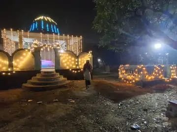 रात भर रही कब्रिस्तानों में रौनक