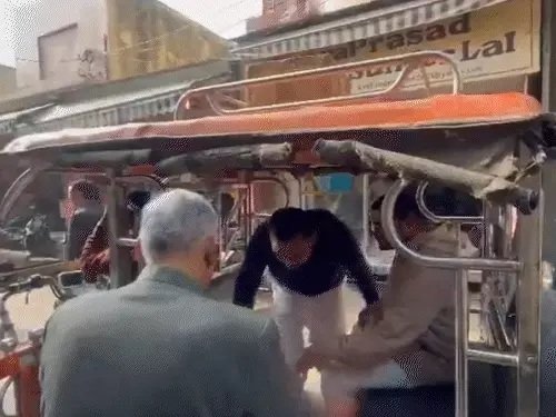 वृंदावन में सादगी के रंग में दिखे निशांत कुमार, ई-रिक्शा से किया भ्रमण