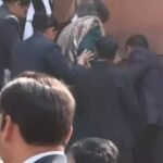 संसद में इंसानियत की मिसाल: शशि थरूर को गिरते देख आगे बढ़े अखिलेश यादव, फिर चुनाव आयोग और अमेरिका डील पर तीखा हमला