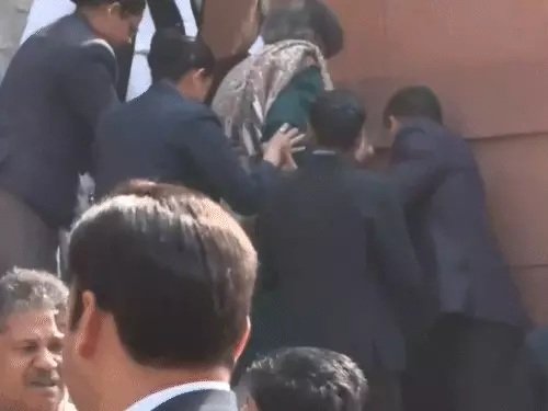 संसद में इंसानियत की मिसाल: शशि थरूर को गिरते देख आगे बढ़े अखिलेश यादव, फिर चुनाव आयोग और अमेरिका डील पर तीखा हमला