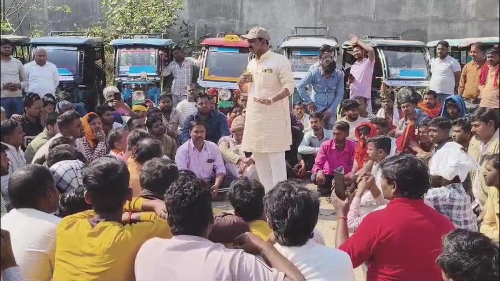 ई-रिक्शा चालकों की समस्याओं पर बैठक, उच्च अधिकारियों से वार्ता का निर्णय; समाधान न होने पर हड़ताल की चेतावनी