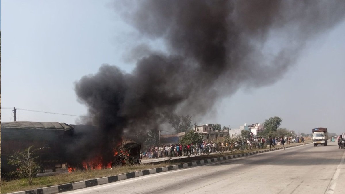 मऊ में भीषण हादसा: खड़े ट्रेलरों से टकराया कोयला लदा ट्रेलर, आग में चालक की दर्दनाक मौत