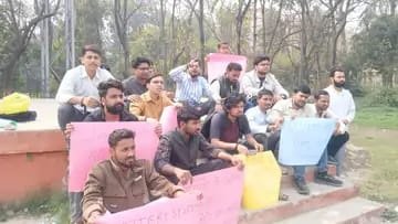 मधुवन में छात्रों का अनिश्चितकालीन धरना