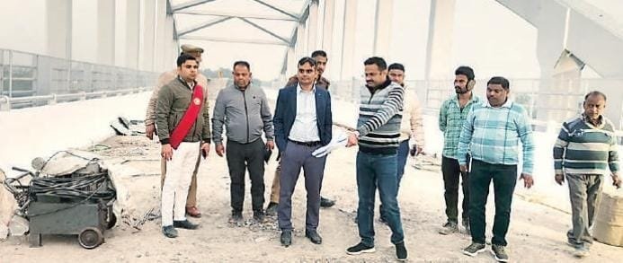 डीएम ने अधूरे निर्माण कार्य को 15 तक पूरा करने की दी हिदायत