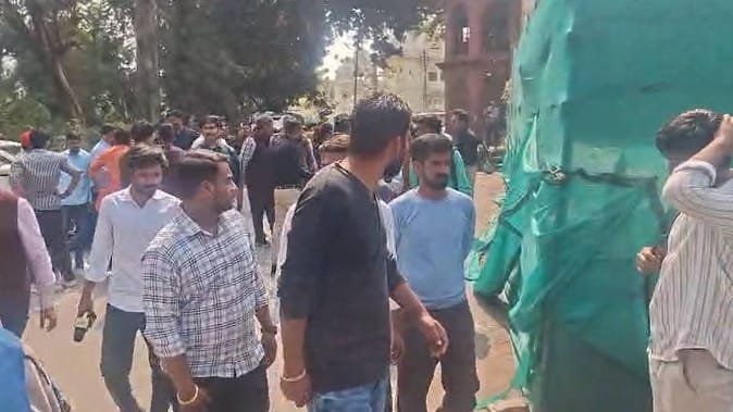 लविवि में लाल बारादरी को लेकर घमासान: एक पक्ष ने किया प्रदर्शन, दूसरे ने पढ़ी हनुमान चालीसा, सुरक्षा बढ़ी