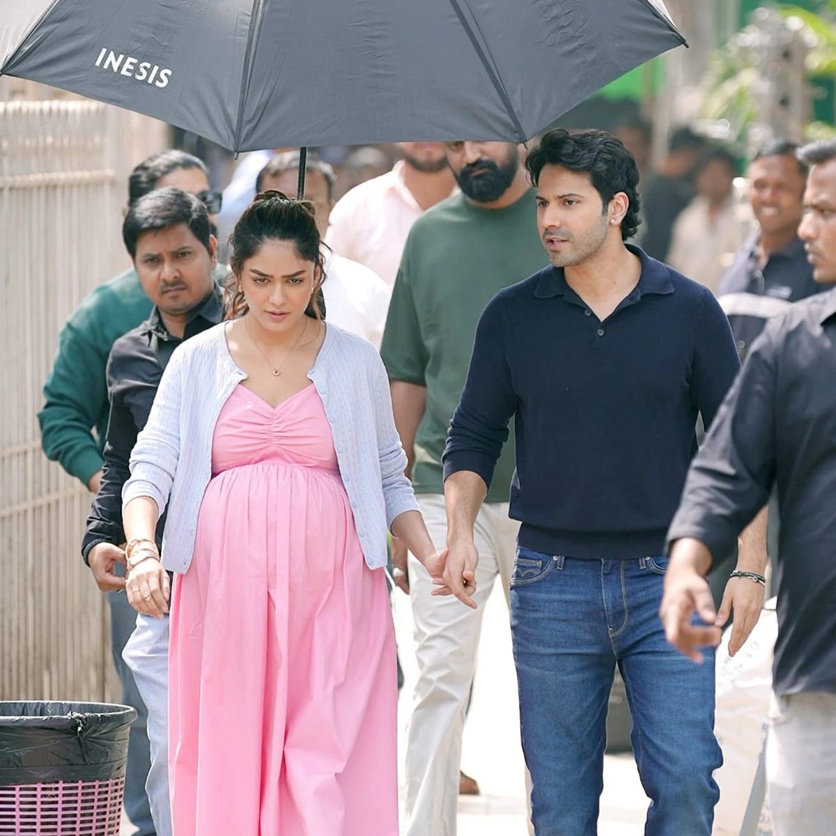 मृणाल ठाकुर के वायरल वीडियो ने फिर उड़ाईं अफ़वाहें, सच निकला फिल्मी सीन