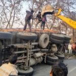 पीलीभीत हाईवे पर दर्दनाक हादसा, गन्ना लदा ट्रक कार पर पलटा
