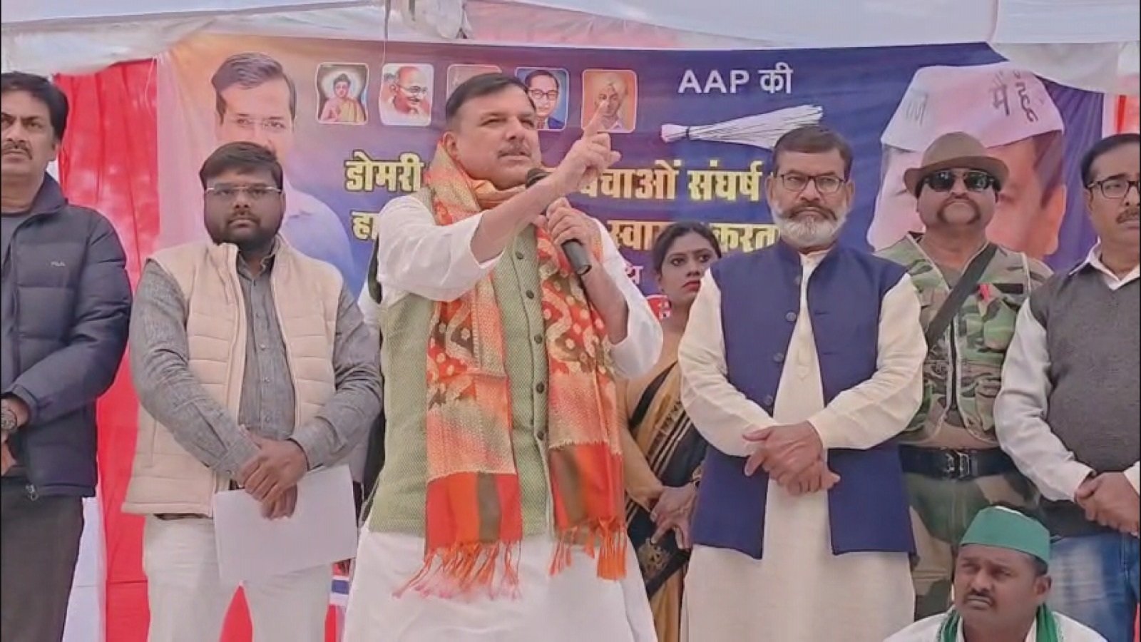 गोद लिया गांव ही उजाड़ने जा रही है सरकार : संजय सिंह