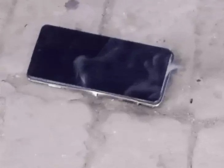 वाराणसी: चोलापुर डाकघर में कर्मचारी के मोबाइल से उठा धुआं, मचा हड़कंप