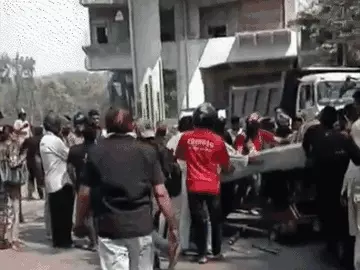 मुंबई में निर्माणाधीन मेट्रो पिलर गिरा: एक की मौत, कई घायल, ऑटो रिक्शा चकनाचूर