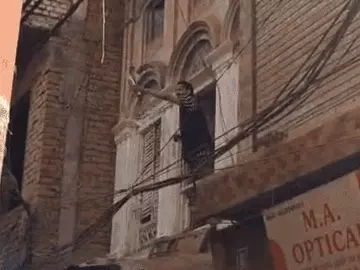 दालमंडी में बुलडोजर एक्शन के बीच व्यापारी ने दुकान में लगाई आग: सड़क चौड़ीकरण में 21 मकान ढहाने की कार्रवाई, खुद को जलाने की दी धमकी