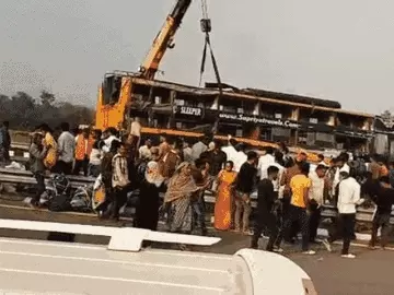 पूर्वांचल एक्सप्रेसवे पर भीषण हादसा: डबल डेकर बस पलटी, 5 की मौत, 45 घायल