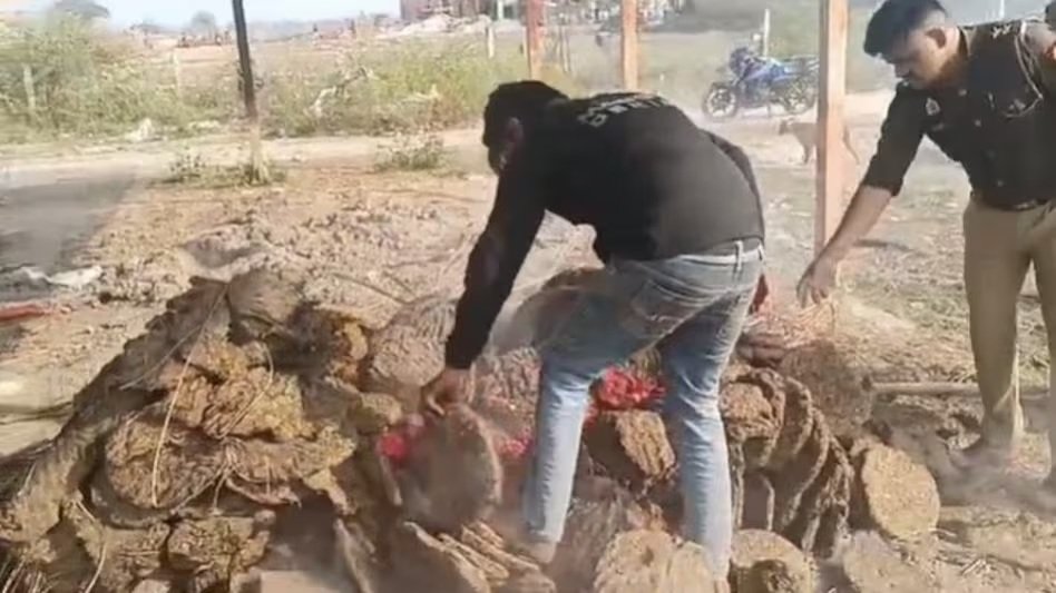 जलती चिता से युवती का शव बरामद: 5 साल से लिव-इन में रह रही थी, पिता ने जताई हत्या की आशंका