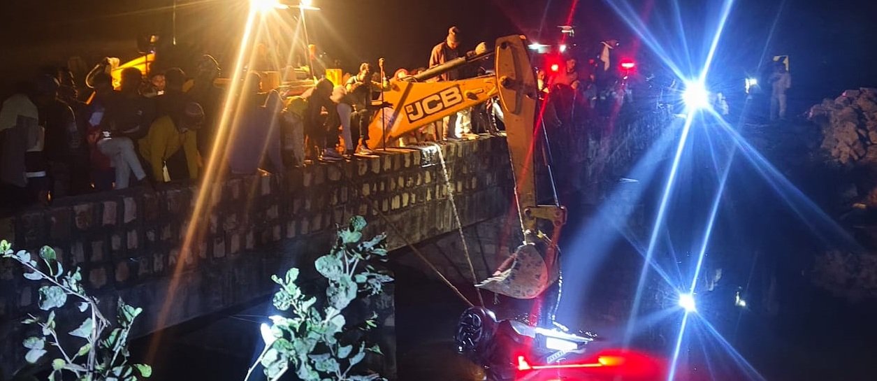 प्रयागराज में बरातियों से भरी कार नहर में गिरीं, 10 लोग डूबे; 2 युवकों की मौत