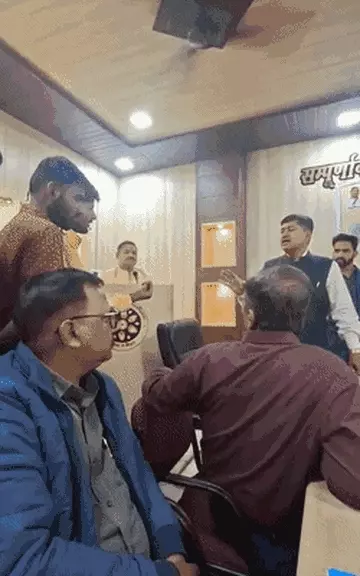 संपूर्णानंद संस्कृत विश्वविद्यालय में पुरस्कार समारोह के बीच खिलाड़ियों का विरोध