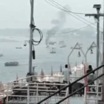 वाराणसी: पांडेय घाट के सामने गंगा में नाव में लगी आग, बड़ा हादसा टला