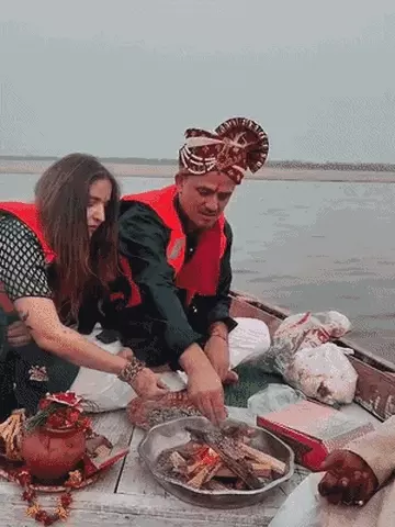 गंगा की धारा पर विदेशी जोड़े ने लिए सात फेरे, काशी बनी प्रेम और आस्था की साक्षी