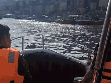 वाराणसी में गंगा बोटिंग पर सख्ती: बीच धारा में सेल्फी-रील पर रोक, नियम तोड़े तो 6 महीने तक जेल