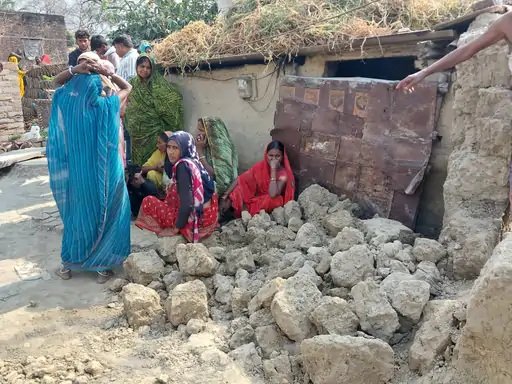 वाराणसी में दर्दनाक हादसा: मालवाहक की टक्कर से गिरी दीवार, 5 साल के मासूम की मौत