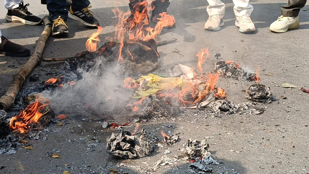 भाजयुमो ने फूंका राहुल गांधी का पुतला, सर्किट हाउस पर नारेबाजी