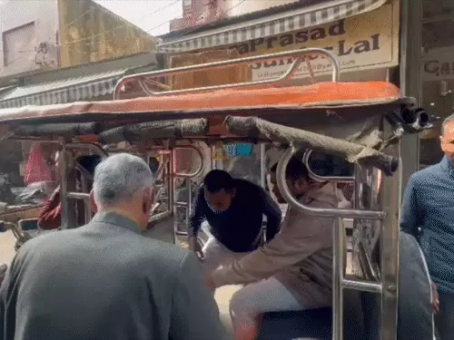 वृंदावन में सादगी के रंग में दिखे निशांत कुमार, ई-रिक्शा से किया भ्रमण