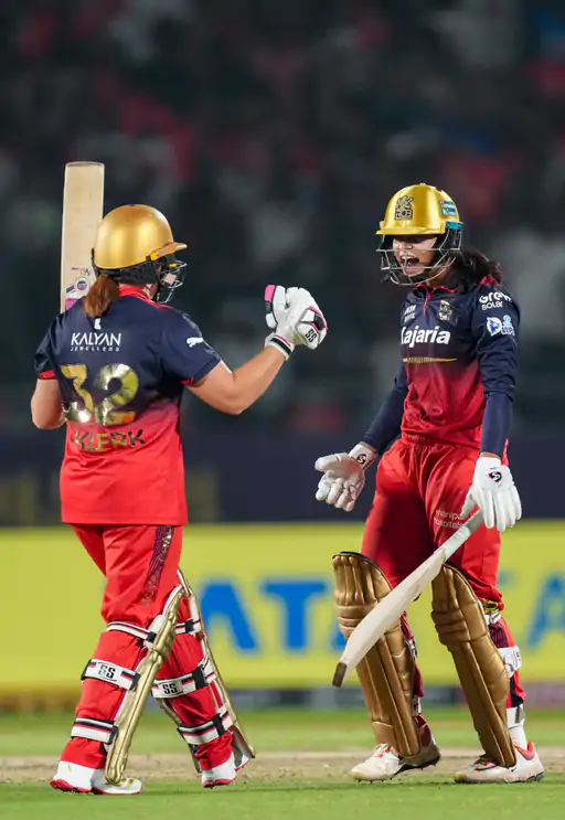 बेंगलुरु की बेटियों का फिर जलवा: RCB ने WPL का खिताब दोबारा उठाया, दिल्ली लगातार चौथा फाइनल हारी