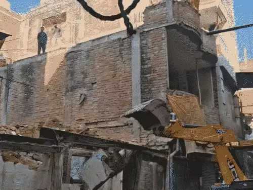 वाराणसी की दालमंडी में फिर चला बुलडोजर: तंग गलियों में 400 मीटर अंदर तक पहुंची कार्रवाई, 26वां मकान ध्वस्त