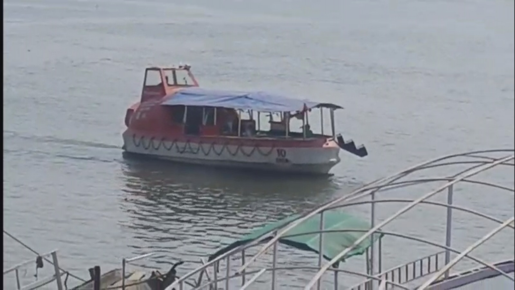 नमो घाट पर वाटर टैक्सी को लेकर टकराव, नाविकों के विरोध से संचालन रुका